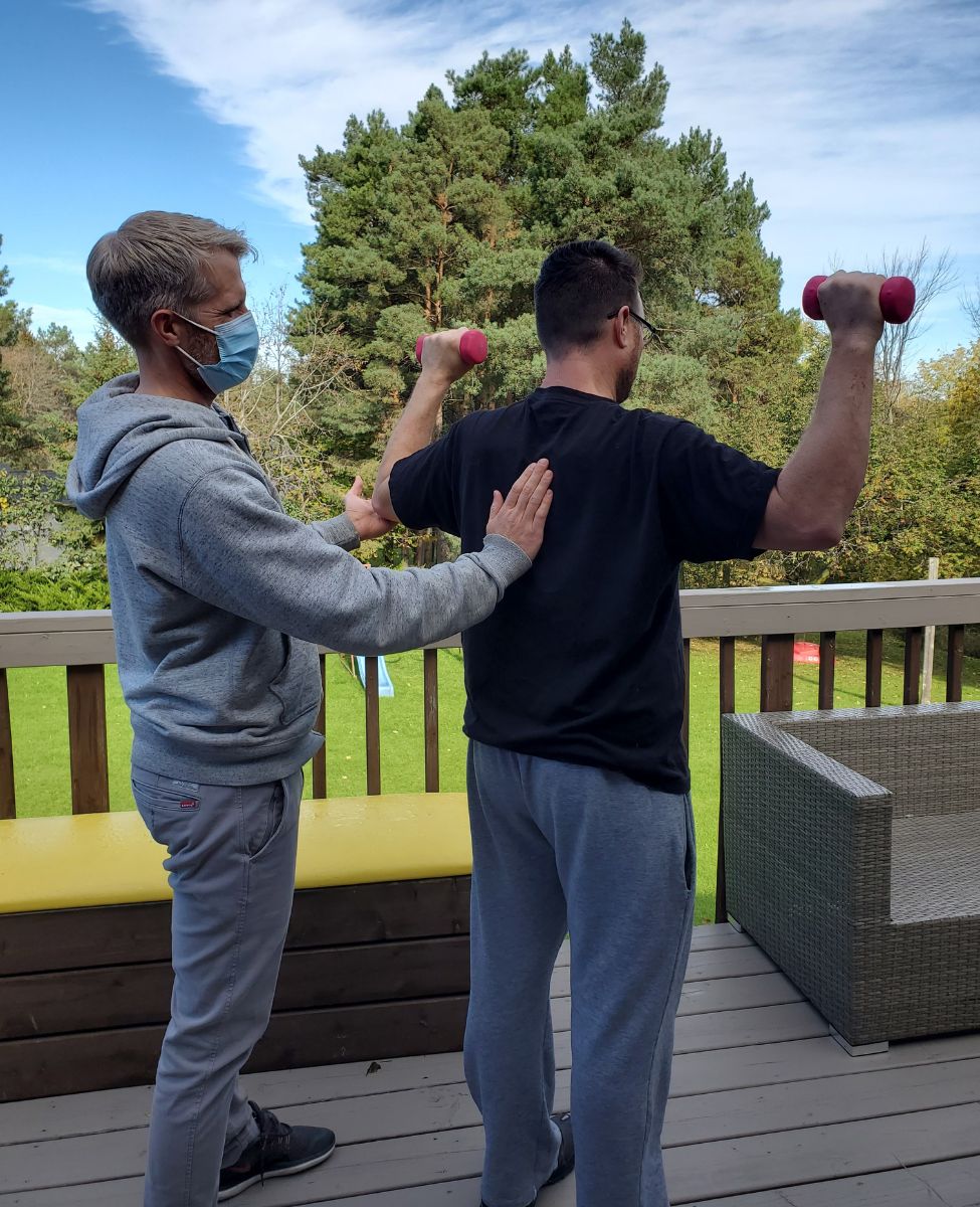 Propel Physiotherapy Peterborough. Clinic manager David Friesen mobile physiotherapy with client at home.