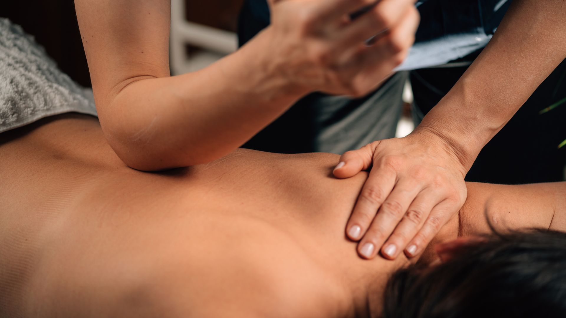 What is deep tissue massage therapy. Propel Physiotherapy registered massage therapists Etobicoke, Pickering, Peterborough.